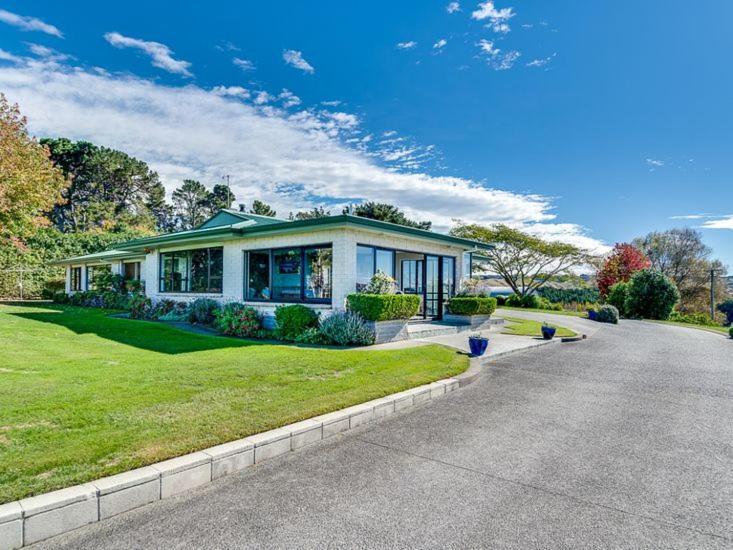 Tango10 - Views In Hawke's Bay Holiday home *